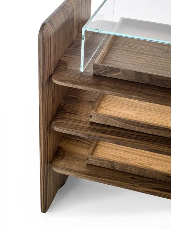 Mueble de almacenaje de madera maciza con estantes iluminados y ensambles artesanales