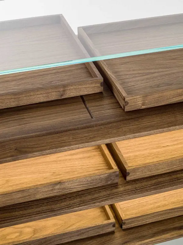 Mueble de almacenaje de madera maciza con estantes iluminados y ensambles artesanales