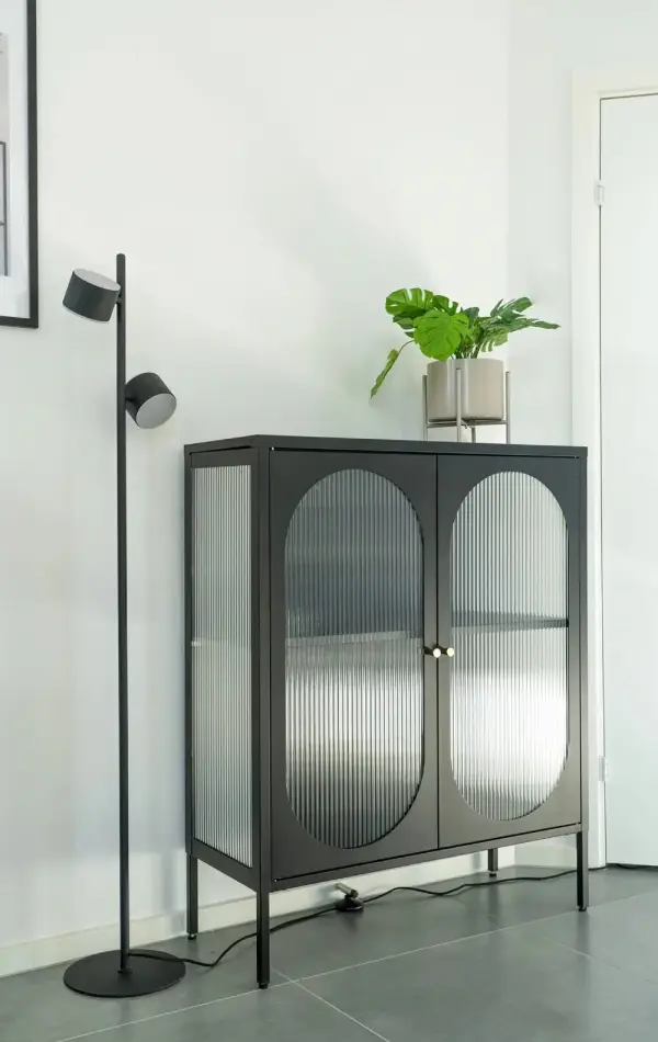 Vitrina pequeña de acero negro y vidrio