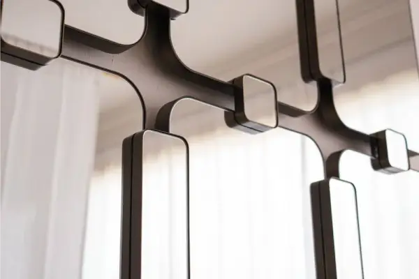 Espejo rectangular de pared con marco de metal