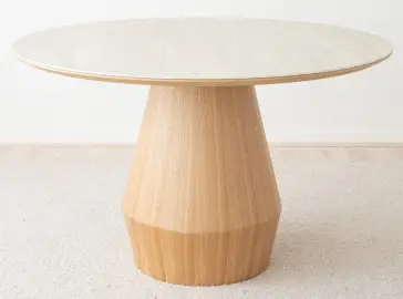 Mesa de comedor redonda de fresno y cerámico