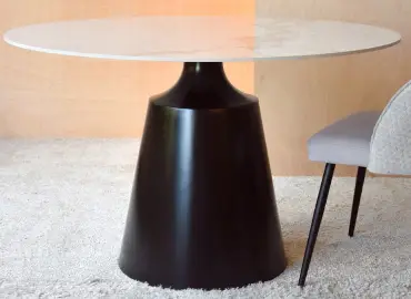 Mesa de comedor redonda sobre cerámico