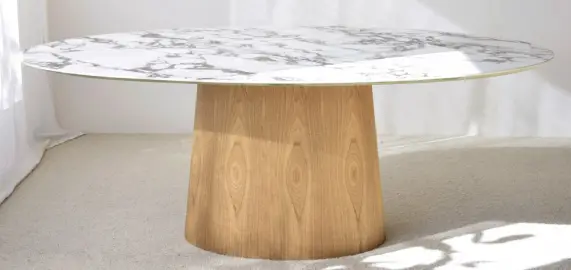 Mesa de comedor oval cerámico y fresno