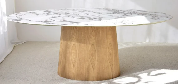 Mesa de comedor oval cerámico y fresno