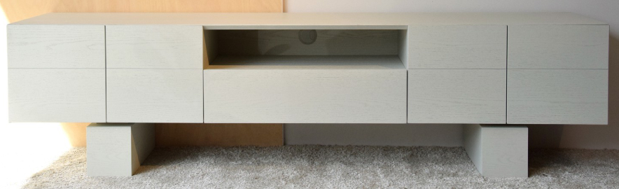 Mueble TV roble en tono blanco roto mate