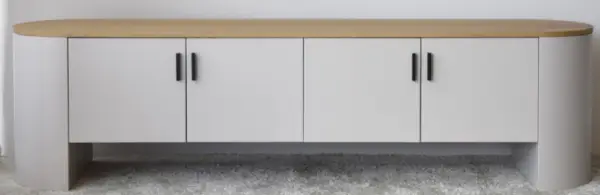 Mesa de televisión gris arena y madera de roble