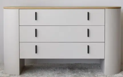 Cómoda gris arena y madera de roble 