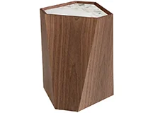 Mesa auxiliar triangular nogal y porcelánico Serra