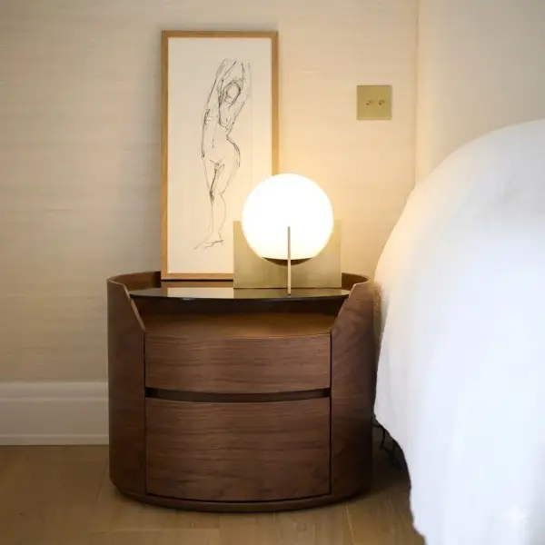 Mesa de noche Lecco nogal y tapa porcelánica y cristal