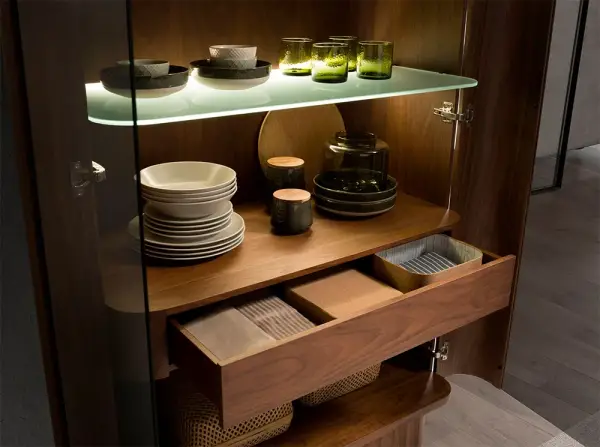 Vitrina curva nogal con luz LED Dorven