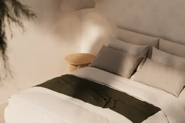 Cama tapizada con canapé Delos