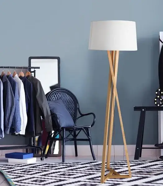 Lámpara de pie blanca madera natural