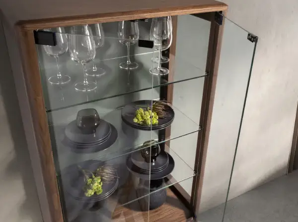 Aparador alto cristal templado y nogal con iluminación interior Nexa