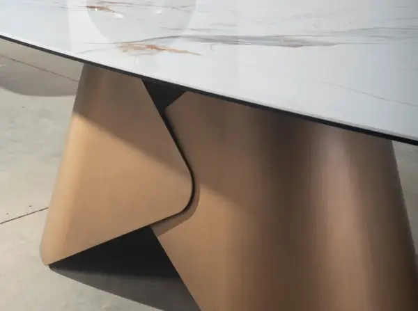 Mesa de comedor ovalada metal y porcelánico Márbora