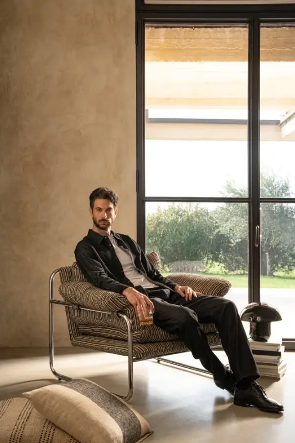 Sillón de acero y madera Morvana