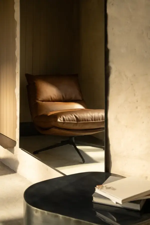 Sillón de acero y tapizado coñac Alanez