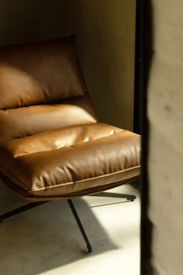 Sillón de acero y tapizado coñac Alanez