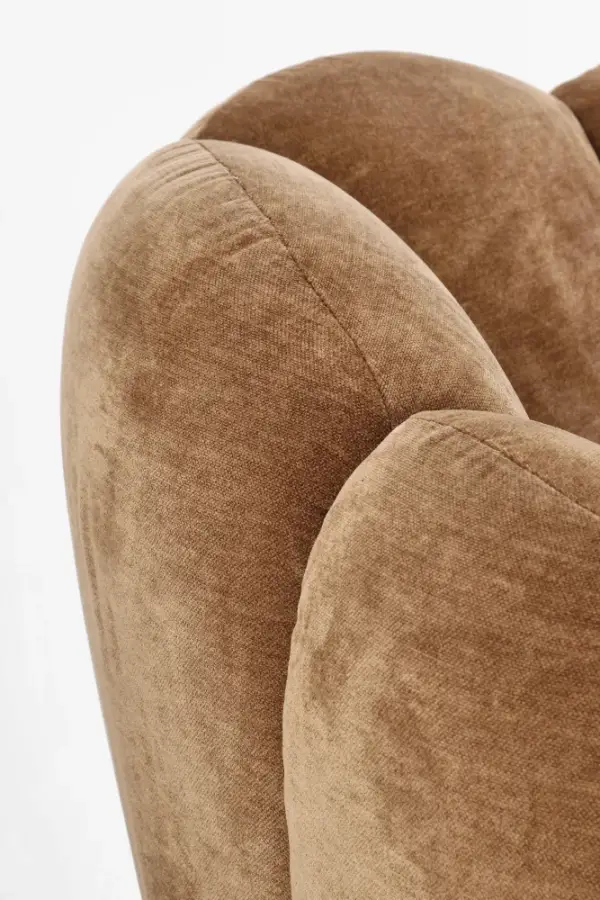 Sillón de madera y tapizado caramelo Tulip