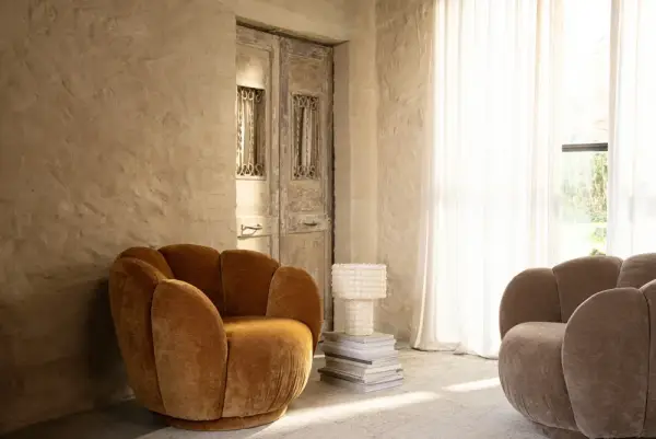 Sillón de madera y tapizado caramelo Tulip