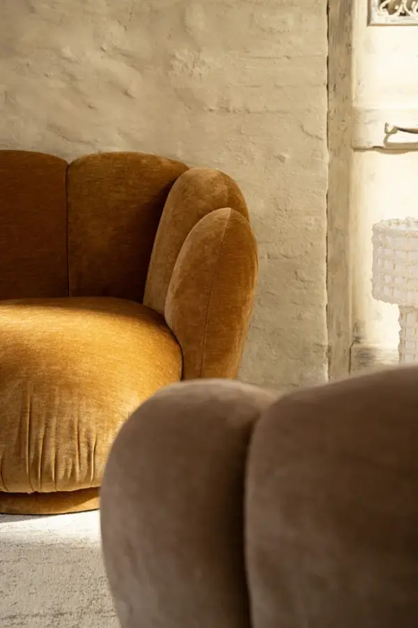Sillón de madera y tapizado caramelo Tulip
