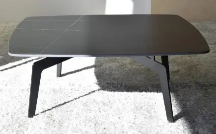 Mesa de centro patas de metal y base de piedra negra 