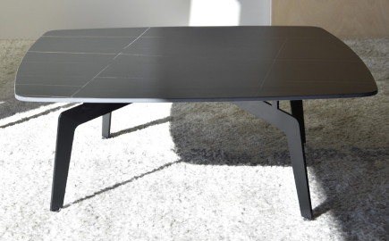 Mesa de centro patas de metal y base de piedra negra 