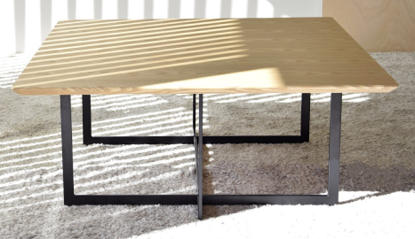 Mesa centro de madera de fresno natural y patas de hierro negro