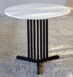 Mesa auxiliar de metal y piedra blanco