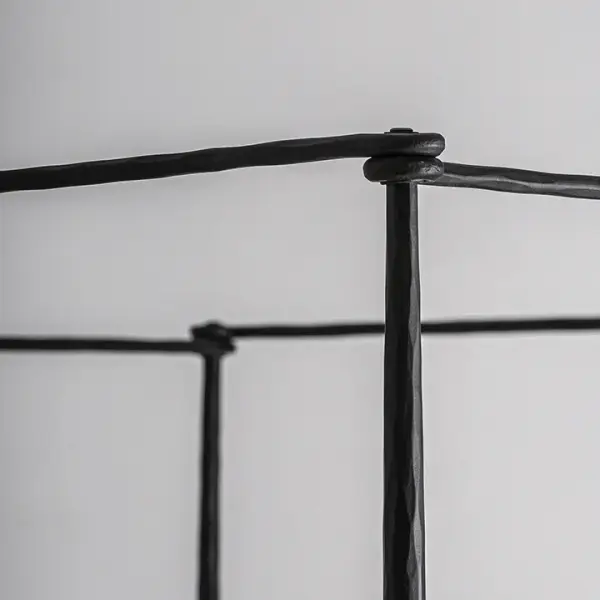 Cama con dosel de metal y estructura tapizada Ayerbe para colchón de 180x200
