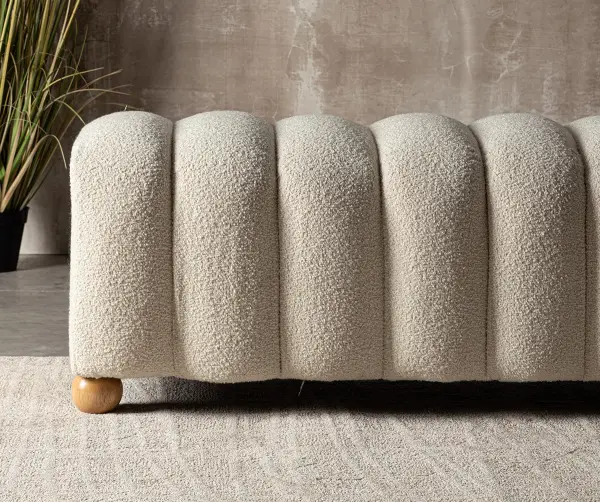 Pie de cama con agallones tapizado en boucle blanco