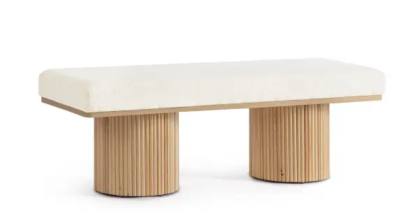 Banco pie de cama base madera y tapizado en bouclé blanco