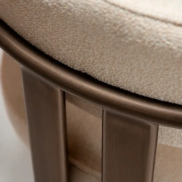 Silla tapizada beige y metal latón envejecido Ducte