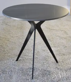 Mesa auxiliar de metal negro y piedra