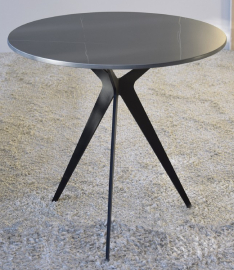 Mesa auxiliar de metal negro y piedra