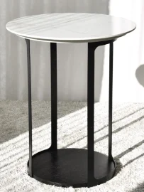 Mesa auxiliar base blanca y estructura negra