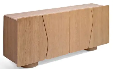 Aparador de madera de roble claro con sobre de piedra y puertas irregulares