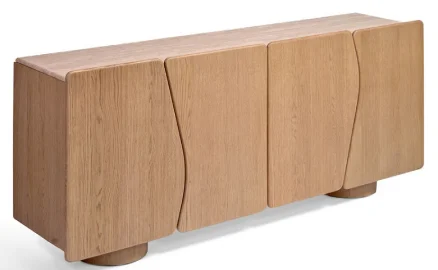 Aparador de madera de roble claro con sobre de piedra y puertas irregulares Aparador de madera de roble claro con sobre de piedra y puertas irregulares