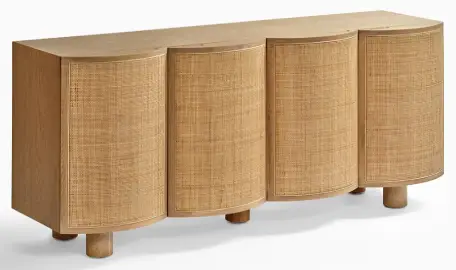 Aparador de madera de roble claro con puertas curvas de ratán natural