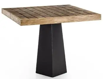 Mesa cuadrada de cedro recuperado con resina negra y base pentagonal de hierro