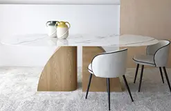 Mesa de comedor porcelánica blanca y base madera natural Bahía