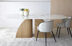 Mesa de comedor porcelánica blanca y base madera natural Bahía