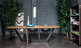 Mesa de comedor ovalada metal y roble macizo Cosmopolitan Devina Nais