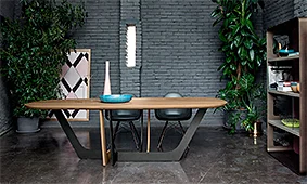 Mesa de comedor ovalada metal y roble macizo Cosmopolitan Devina Nais Mesa de comedor ovalada metal y roble macizo Cosmopolitan Devina Nais