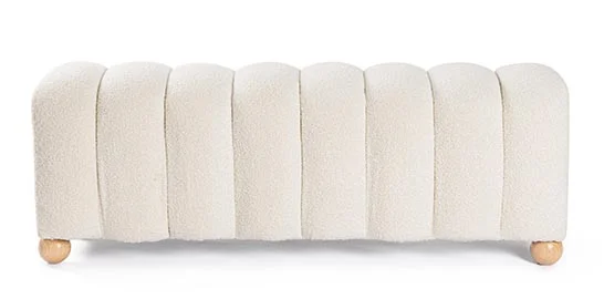 Pie de cama con agallones tapizado en boucle blanco