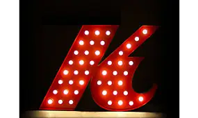 Aplique letra K color rojo