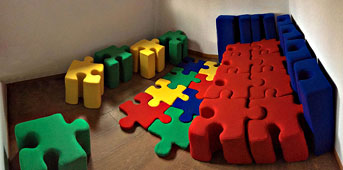 Sofá puzzle 27 piezas colores parchis