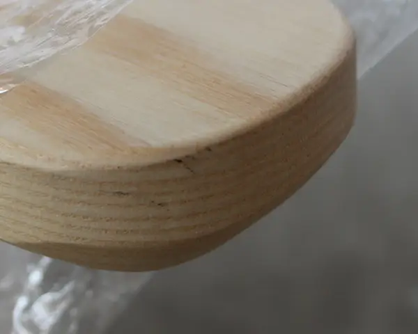 Butaca nórdica mostaza Marthan madera de fresno Lig. defectos.