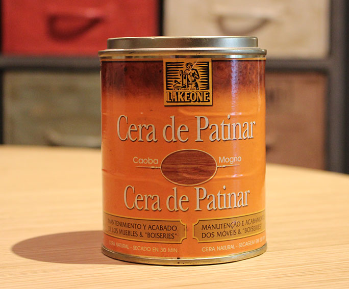 Cera de patinar para el mantenimiento de los muebles color caoba