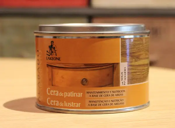 Cera de patinar para el mantenimiento de los muebles color nogal