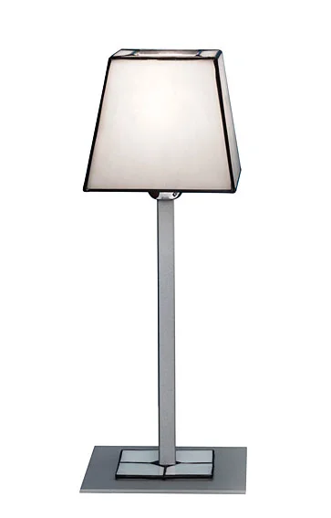 Lampara de sobre mesa alta blanca.